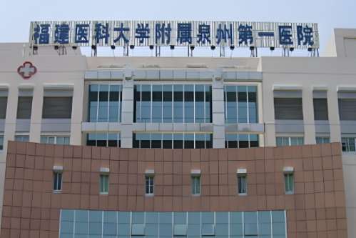 泉州深覆合矫正医院排名是很多口腔患者比较关注的，福建医科大学附属第一医院口腔医学中心、福建医科大学附属第二医院口腔科、泉州市第一医院口腔科、中国人民解放军联勤保障部队第九一O医院口腔颌面美容外科等医院，在当地的知名度比较高，实力也很雄厚，下面，我们就一起来了解看看具体的内容介绍吧。1、福建医科大学附...