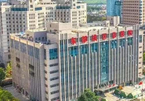 南京可以做颧骨手术的医院有很多，像是东部战区总医院、省中医院、南京医科大二院、市一院、友谊整形医院等，这些医院都在颧骨手术方面掌握了很多方法，能够针对每一个人的颧骨过高、颧骨外扩等各种颧骨形态不佳的问题来实施专业的颧骨手术操作。都掌握了颧骨内推、颧骨降低以及颧骨颧弓整形等不同的技术，能够为每一个人塑...