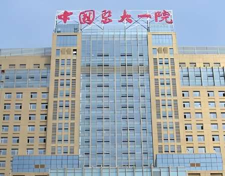 颧骨手术可以让脸型变得更流畅，所以大家想要让脸蛋线条更流畅，脸型更好看的话，加可以选择做颧骨手术，沈阳颧骨手术的价格一般在2.5-9万元之间，实际的费用要看个人情况。下面，我们就一起来了解看看沈阳颧骨手术费用一般多少的具体内容介绍吧。1、沈阳颧骨手术费用一般多少?费用一般是2.5~9万元之间。目前市...