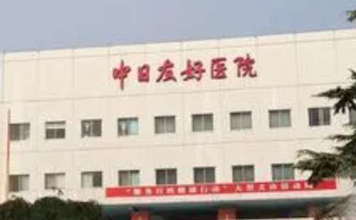 中日友好医院刘青武激光美白祛斑价格大概在3000元上下。具体的价格受到斑点的深浅和面积等多种因素所影响。中日友好医院皮肤科，是国内开设比较早的整形美容科室之一，这里拥有着强大的整形医生团队由多名医学博士硕士所组成，经验丰富，理论功底扎实。刘青武医生作为团队的一员，在激光美白祛斑项目上一直很厉害，凭借...