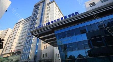 医院信息： 上海交通大学医学院附属新华医院整形外科成立于2005年，位于上海市杨浦区控江路1665号（地铁8号线江浦路站2号口直达）。科室专注于鼻部整形、眼部整形及自体脂肪填充等特色项目