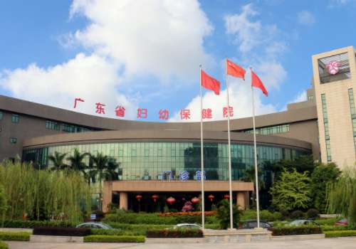广州颧骨颧弓吸脂多少钱?在广州进行颧骨颧弓吸脂的费用大概需要13000元到33000元左右，不过需具体吸脂费用还需要因人而异，因为每一个人的颧骨颧弓部位堆积，脂肪量不同，适合的吸脂方法不同，手术操作的难易度不同，选择的医院级别不同，那么在价格方面就会有所差异，在广州当地可以进行颧骨颧弓吸脂的医院也有...