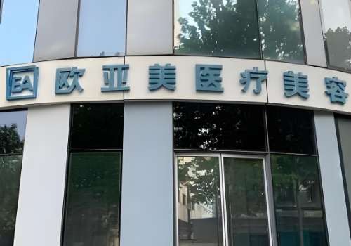 每个人都是比较爱美的，在当下这个时代，很多人对自己自身不满意的话，可以通过专业的手法来进行相关的调节，让自己的形象变得更加好看，好多人拥有苗条的身材以及漂亮的脸蛋，其中有些人如果自身情况不怎么好，会选择脂肪填充，让自己变得更加漂亮，成为了热门的项目之一，但是在进行相关手术之时，一定要了解清楚，谨慎选...