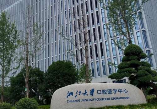 浙大附属口腔正畸科怎么样？通过正畸技术能够改变一个人的颜值，一口排列不整齐的牙齿，笑起来不仅没有感染力，还有可能会损害口腔健康和身体健康，通过正畸能够使牙齿逐渐排列整齐，重塑咬合，还可以调整面部比例，不过正畸周期长，一定要选择对医院和医生才可以，浙大附属口腔正畸科是当地正规化的口腔专科，能够开展广泛...