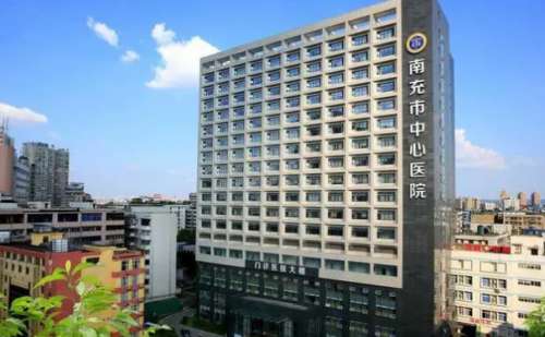 现在生活压力比较大，很多爱美者到了30+之后就会出现严重的鱼尾纹、抬头纹、法令纹，让皮肤看起来粗糙暗淡，整个人好像老了10多岁，好在现在美容技术不断发展，通过激光除皱可以在不用开刀打针的前提下，使皮肤悄悄地恢复年轻细嫩，但是做激光祛皱一定要选择对医生，这篇文章就一起来了解一下南充市中心医院李凌云医生...